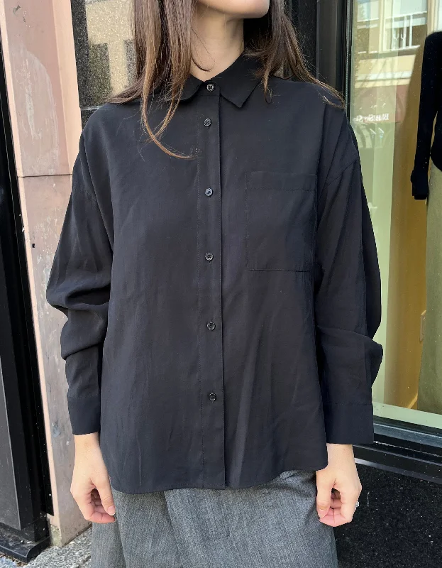 Avias Shirt in Black Casual Plain Short Shirt